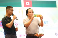 Đấu giá chiếc áo có chữ ký tất cả thành viên đội tuyển Việt Nam