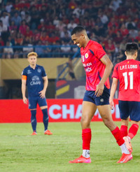 Cận cảnh màn va chạm Quang Hải - Theerathon