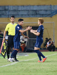 Cận cảnh màn va chạm Quang Hải - Theerathon