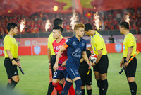 Cận cảnh màn va chạm Quang Hải - Theerathon