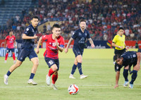 Cận cảnh màn va chạm Quang Hải - Theerathon