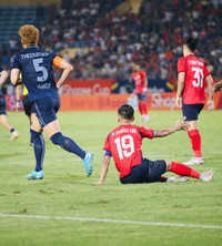 Cận cảnh màn va chạm Quang Hải - Theerathon