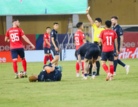 Cận cảnh màn va chạm Quang Hải - Theerathon