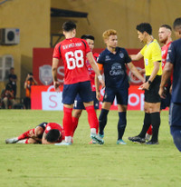 Cận cảnh màn va chạm Quang Hải - Theerathon