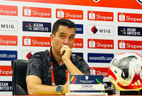 Cận cảnh màn va chạm Quang Hải - Theerathon