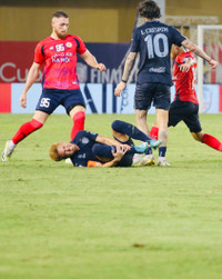 Cận cảnh màn va chạm Quang Hải - Theerathon