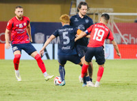 Cận cảnh màn va chạm Quang Hải - Theerathon