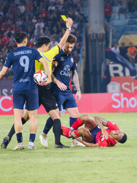 Cận cảnh màn va chạm Quang Hải - Theerathon