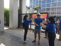 Hà Nội: Xếp hàng, đội nắng chờ mua bánh trung thu nổi tiếng