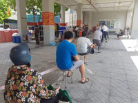 Hà Nội: Xếp hàng, đội nắng chờ mua bánh trung thu nổi tiếng