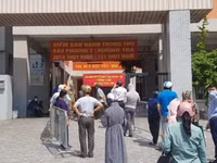 Hà Nội: Xếp hàng, đội nắng chờ mua bánh trung thu nổi tiếng