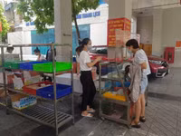 Hà Nội: Xếp hàng, đội nắng chờ mua bánh trung thu nổi tiếng