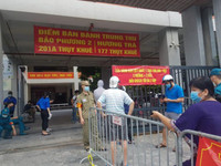 Hà Nội: Xếp hàng, đội nắng chờ mua bánh trung thu nổi tiếng