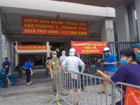 Hà Nội: Xếp hàng, đội nắng chờ mua bánh trung thu nổi tiếng