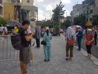 Hà Nội: Xếp hàng, đội nắng chờ mua bánh trung thu nổi tiếng