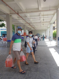 Hà Nội: Xếp hàng, đội nắng chờ mua bánh trung thu nổi tiếng