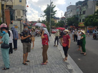 Hà Nội: Xếp hàng, đội nắng chờ mua bánh trung thu nổi tiếng