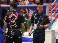 Hi hữu: Võ sỹ Malaysia để tuột lưỡi đao khi biểu diễn