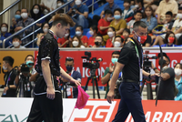 Hi hữu: Võ sỹ Malaysia để tuột lưỡi đao khi biểu diễn