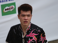 Hi hữu: Võ sỹ Malaysia để tuột lưỡi đao khi biểu diễn