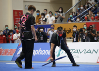 Hi hữu: Võ sỹ Malaysia để tuột lưỡi đao khi biểu diễn