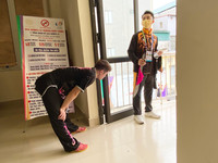 Hi hữu: Võ sỹ Malaysia để tuột lưỡi đao khi biểu diễn