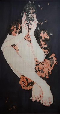 Những cô nàng trút xiêm y trên nền lụa mỏng manh