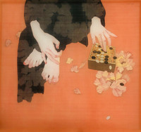 Những cô nàng trút xiêm y trên nền lụa mỏng manh