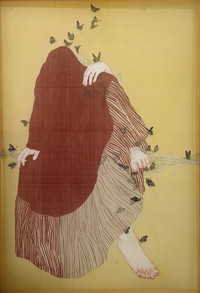 Những cô nàng trút xiêm y trên nền lụa mỏng manh