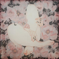 Những cô nàng trút xiêm y trên nền lụa mỏng manh