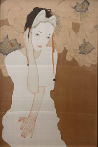 Những cô nàng trút xiêm y trên nền lụa mỏng manh