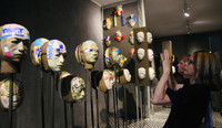 70 chiếc mặt nạ tại triển lãm 