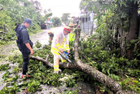 Lực lượng Công an toàn lực hỗ trợ người dân khắc phục hậu quả của bão Noru