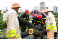 Lực lượng Công an toàn lực hỗ trợ người dân khắc phục hậu quả của bão Noru