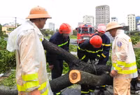 Lực lượng Công an toàn lực hỗ trợ người dân khắc phục hậu quả của bão Noru