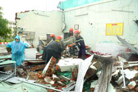 Lực lượng Công an toàn lực hỗ trợ người dân khắc phục hậu quả của bão Noru