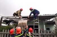 Lực lượng Công an toàn lực hỗ trợ người dân khắc phục hậu quả của bão Noru