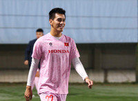 Công Phượng cùng tuyển Việt Nam dầm mưa tập luyện