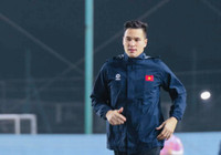 Công Phượng cùng tuyển Việt Nam dầm mưa tập luyện