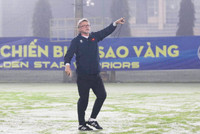 Công Phượng cùng tuyển Việt Nam dầm mưa tập luyện