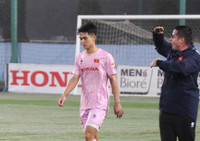 Công Phượng cùng tuyển Việt Nam dầm mưa tập luyện