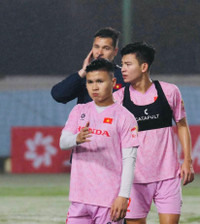 Công Phượng cùng tuyển Việt Nam dầm mưa tập luyện