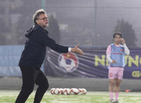 Công Phượng cùng tuyển Việt Nam dầm mưa tập luyện