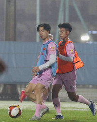 Công Phượng cùng tuyển Việt Nam dầm mưa tập luyện