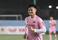 Công Phượng cùng tuyển Việt Nam dầm mưa tập luyện