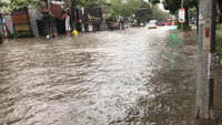 Hà Nội: Nhiều tuyến phố ngập sâu sau trận mưa như trút nước