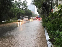 Hà Nội: Nhiều tuyến phố ngập sâu sau trận mưa như trút nước