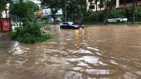 Hà Nội: Nhiều tuyến phố ngập sâu sau trận mưa như trút nước