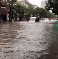 Hà Nội: Nhiều tuyến phố ngập sâu sau trận mưa như trút nước