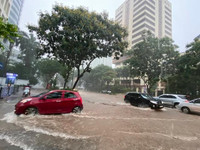 Hà Nội: Nhiều tuyến phố ngập sâu sau trận mưa như trút nước